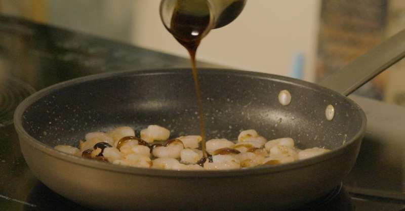 Спринг-роллы с креветками и устричным соусом