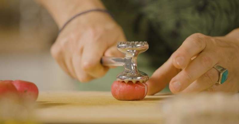 Пряный салат из битого редиса