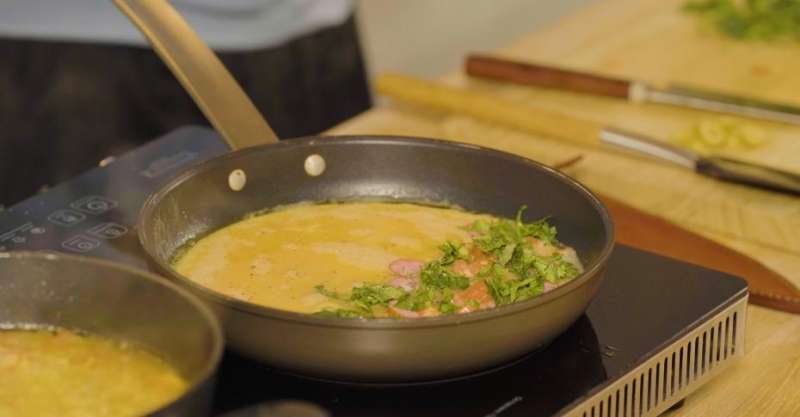 Сытный омлет с колбаской