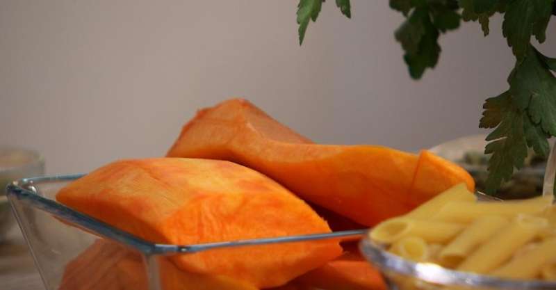 Манник с тыквой и пряным ягодным соусом