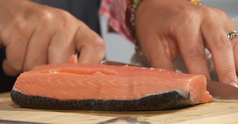 Филе лосося в апельсиновой глазури с гречневой лапшой