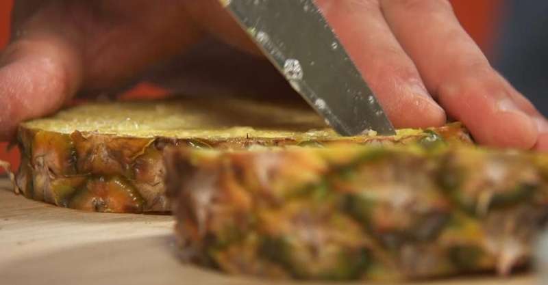 Бургер с сальсой из жареного ананаса