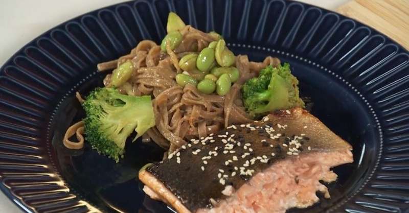 Филе лосося в апельсиновой глазури с гречневой лапшой