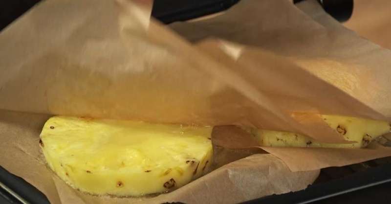 Бургер с сальсой из жареного ананаса