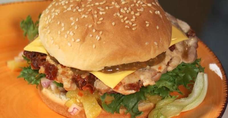 Бургер с сальсой из жареного ананаса