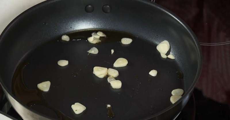 Филе лосося в апельсиновой глазури с гречневой лапшой