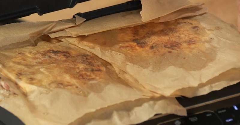 Бургер с сальсой из жареного ананаса