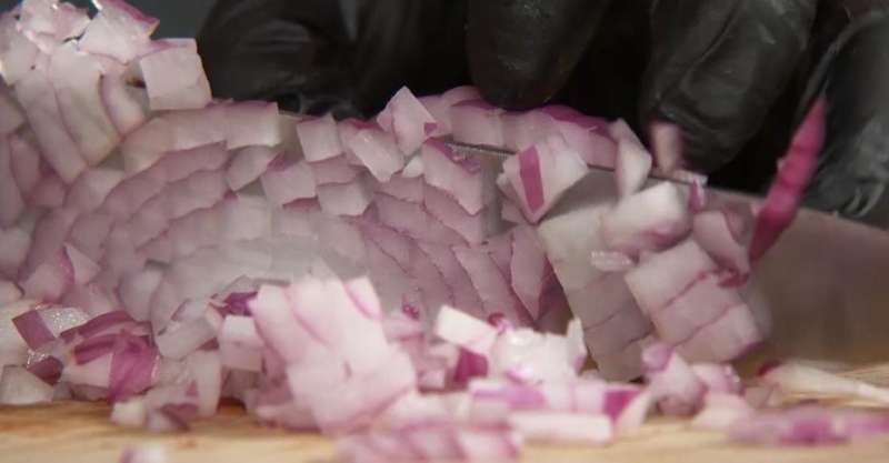 Бургер с сальсой из жареного ананаса