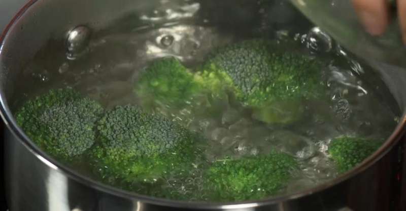 Филе лосося в апельсиновой глазури с гречневой лапшой