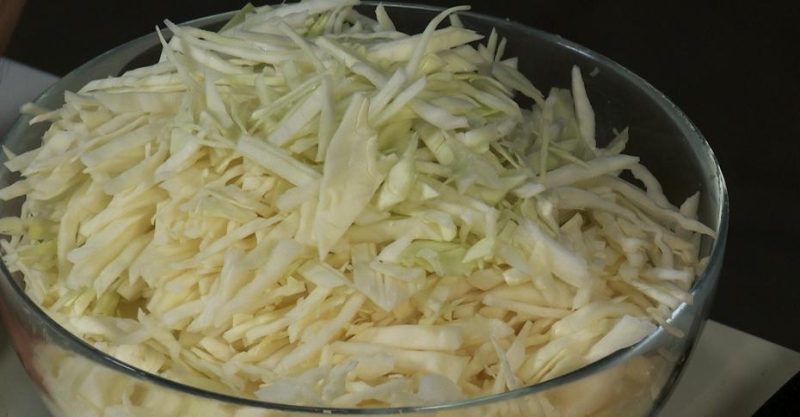 Курица с жаренной капустой и яйцом