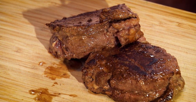 Стейк с пастой в томатном соусе