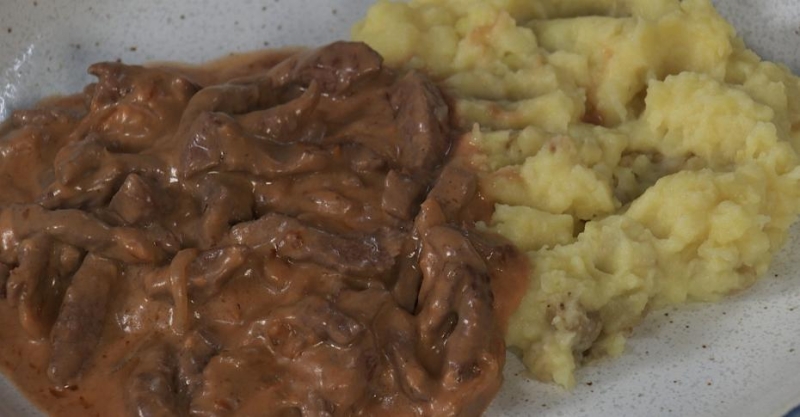 Бефстроганов с картофельным пюре и томатной пастой