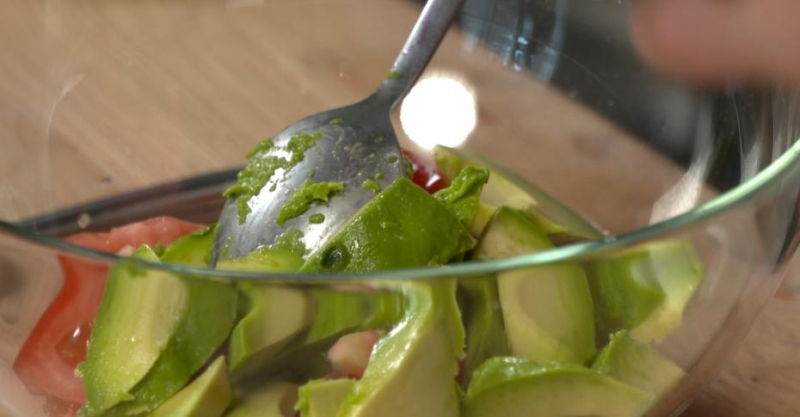 Салат с авокадо и мятой