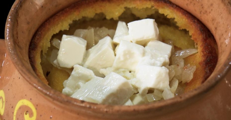 Запеканка с картошкой и кукурузной мукой в горшочке