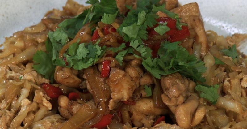 Курица с жаренной капустой и яйцом