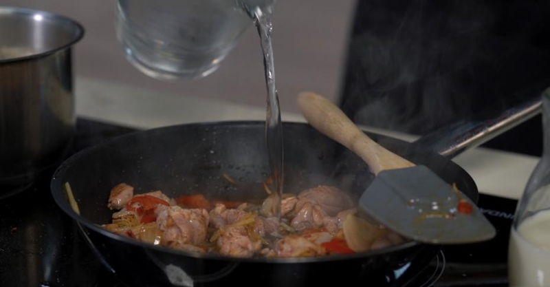 Курица с жаренной капустой и яйцом