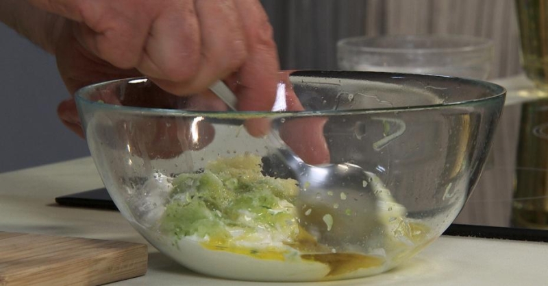 Овощной салат с маслинами и дзадзики