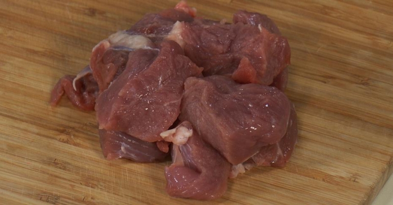 Говядина в красном вине и стейк из капусты