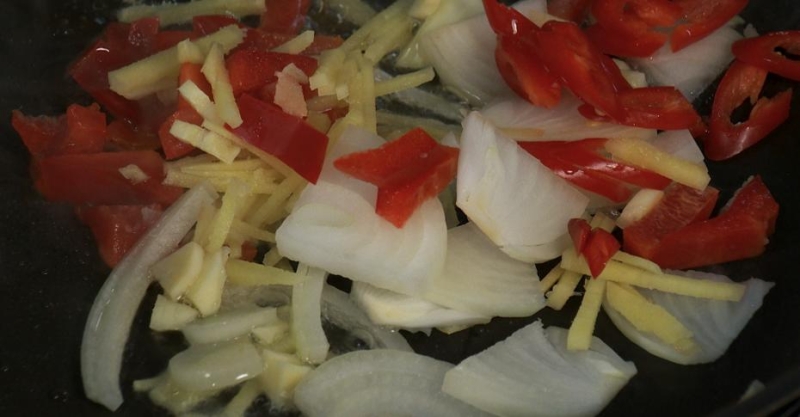 Курица с жаренной капустой и яйцом