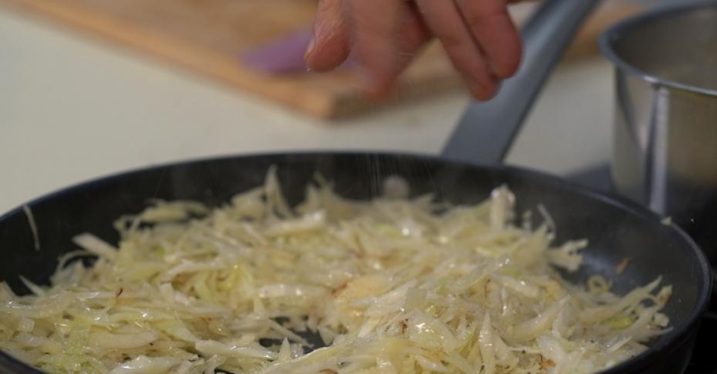 Курица с жаренной капустой и яйцом