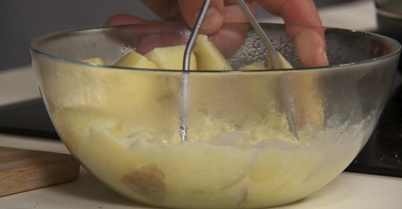 Бефстроганов с картофельным пюре и томатной пастой