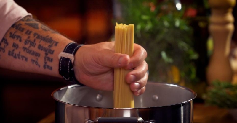 Стейк с пастой в томатном соусе