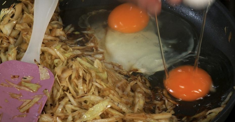 Курица с жаренной капустой и яйцом