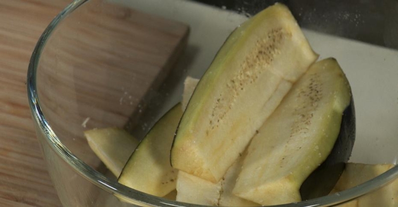 Хрустящие баклажаны с дзадзики и терияки