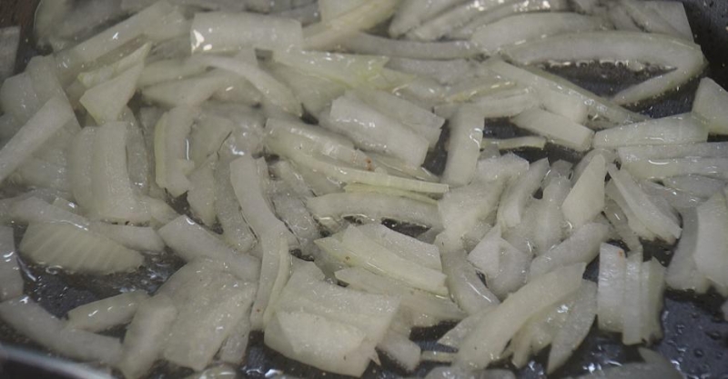 Бефстроганов с картофельным пюре и томатной пастой