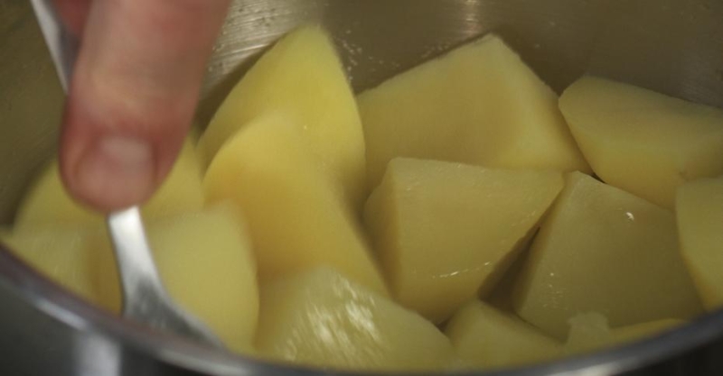 Запеканка с картошкой и кукурузной мукой в горшочке