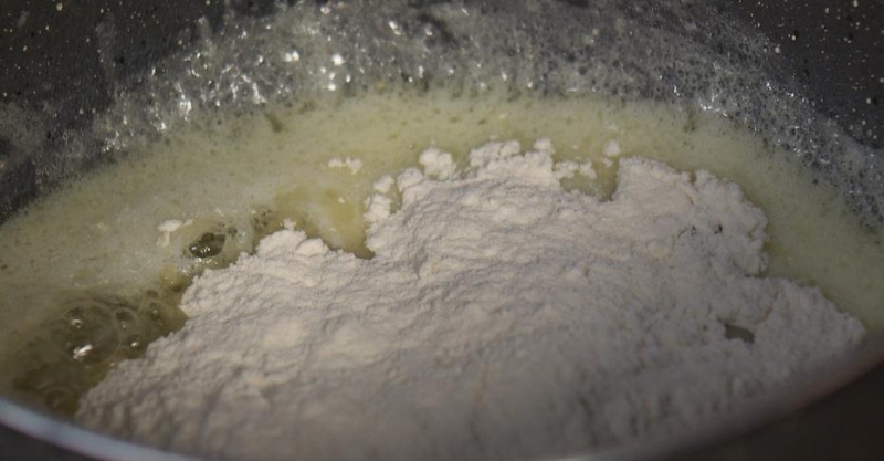 Бефстроганов с картофельным пюре и томатной пастой