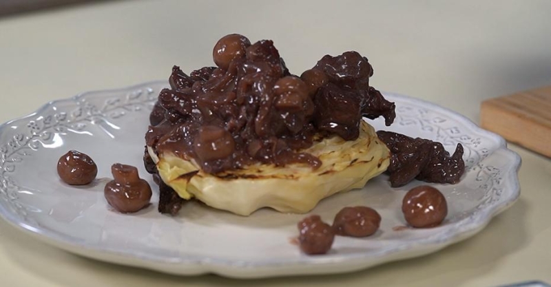 Говядина в красном вине и стейк из капусты