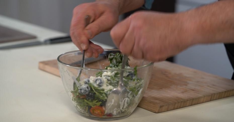 Овощной салат с маслинами и дзадзики