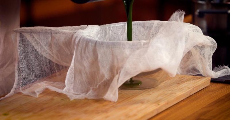 Сибас с зелёным пюре и соусом