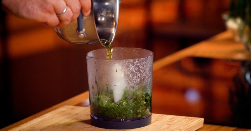 Сибас с зелёным пюре и соусом