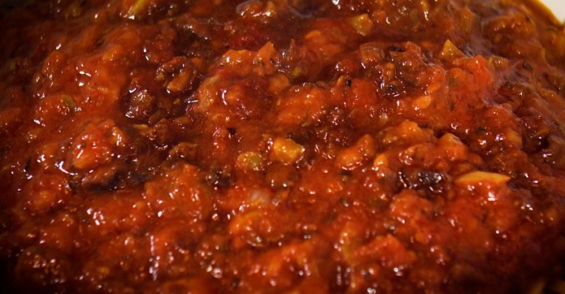 Стейк с пастой в томатном соусе