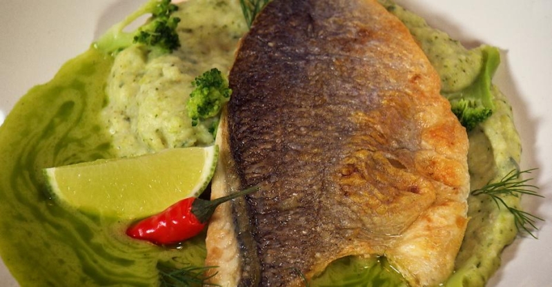 Сибас с зелёным пюре и соусом