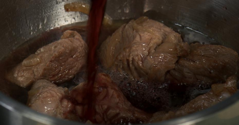 Говядина в красном вине и стейк из капусты