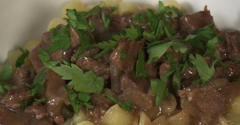 Паста с говядиной в коричневом соусе