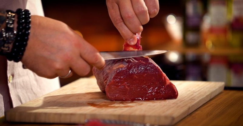 Стейк с пастой в томатном соусе