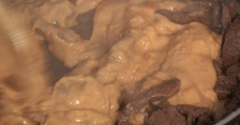 Бефстроганов с картофельным пюре и томатной пастой