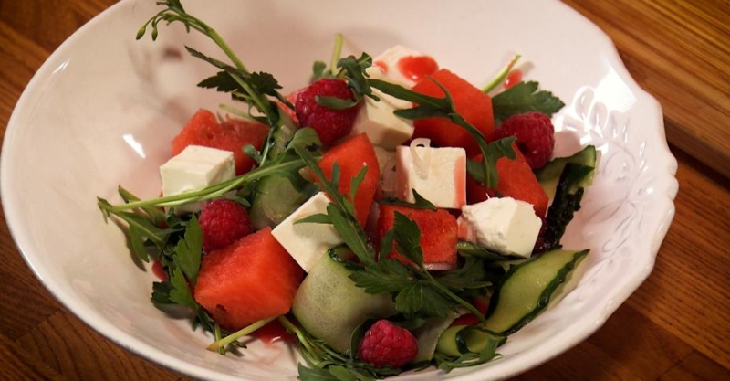Салат с фетой и арбузом