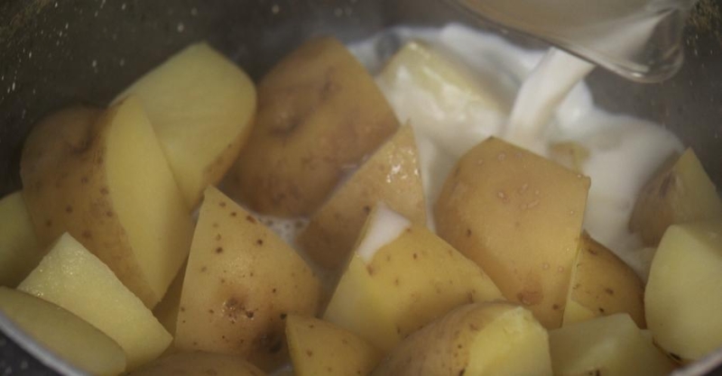 Бефстроганов с грибами и картофельным пюре