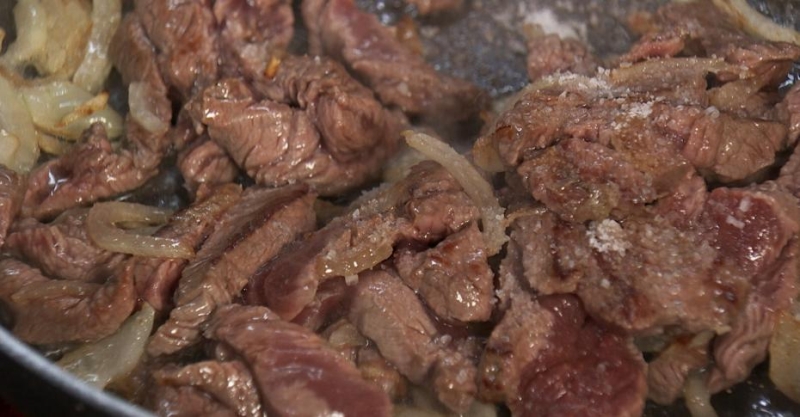 Бефстроганов с картофельным пюре и томатной пастой