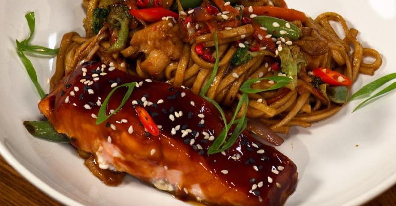 Лапша унаги с овощами и рыбой