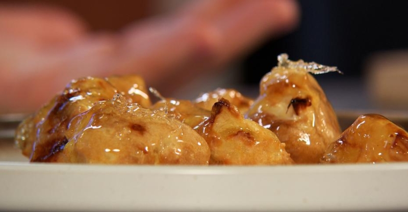 Яблочные пончики в карамели