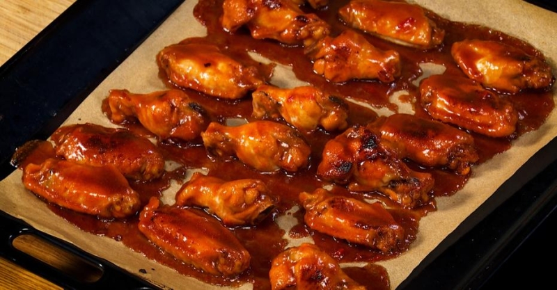 Куриные крылья в глазури из энергетика