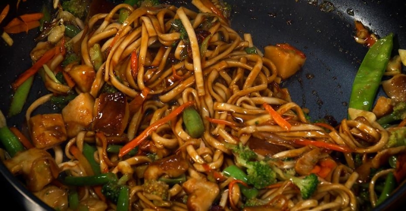 Лапша унаги с овощами и рыбой